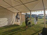 Opbouwen tent op sportpark 'Het Springer' (dag 2) (27/43)